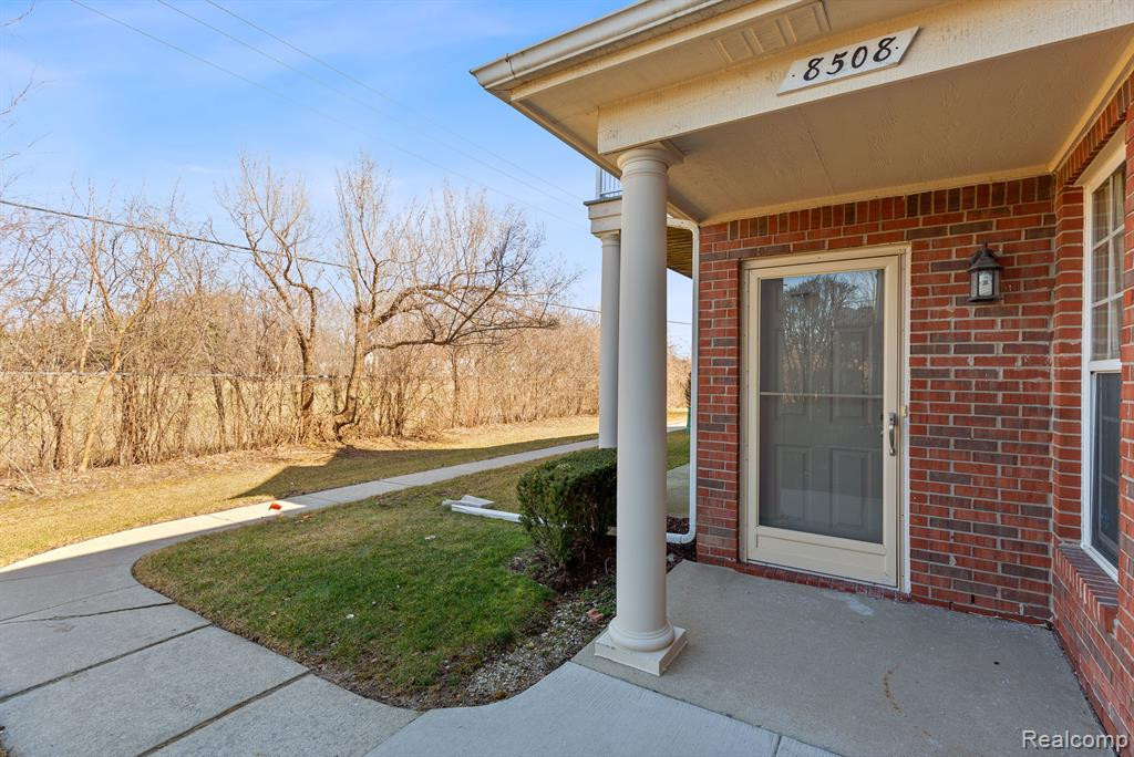 8508 HEYWOOD Circle, Sterling Heights, MI 48312 — Photo 2