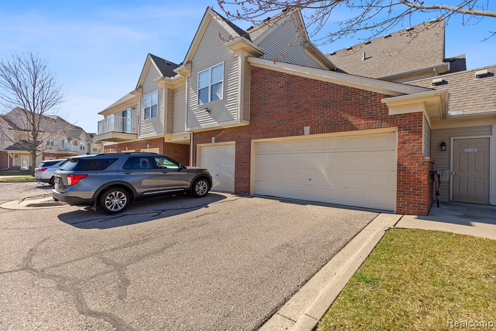 8508 HEYWOOD Circle, Sterling Heights, MI 48312 — Photo 16