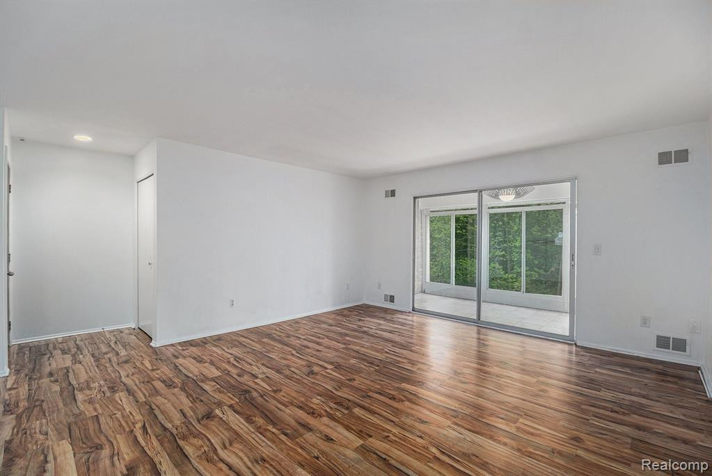 32100 Grand River Avenue, 107, Farmington, MI 48336 — Photo 5
