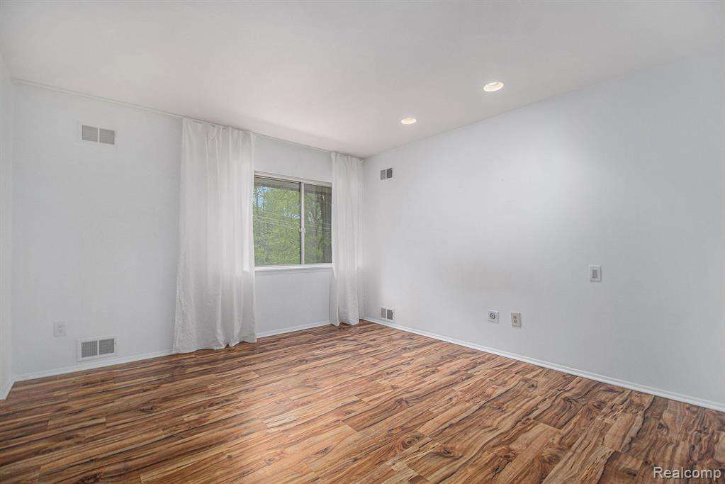 32100 Grand River Avenue, 107, Farmington, MI 48336 — Photo 17
