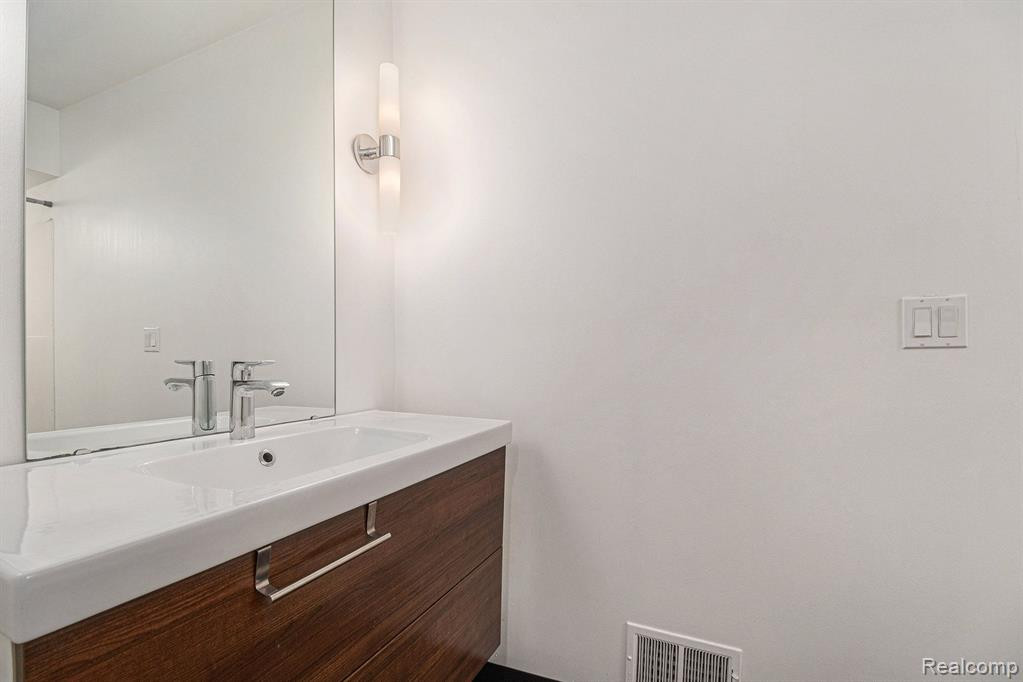 32100 Grand River Avenue, 107, Farmington, MI 48336 — Photo 20