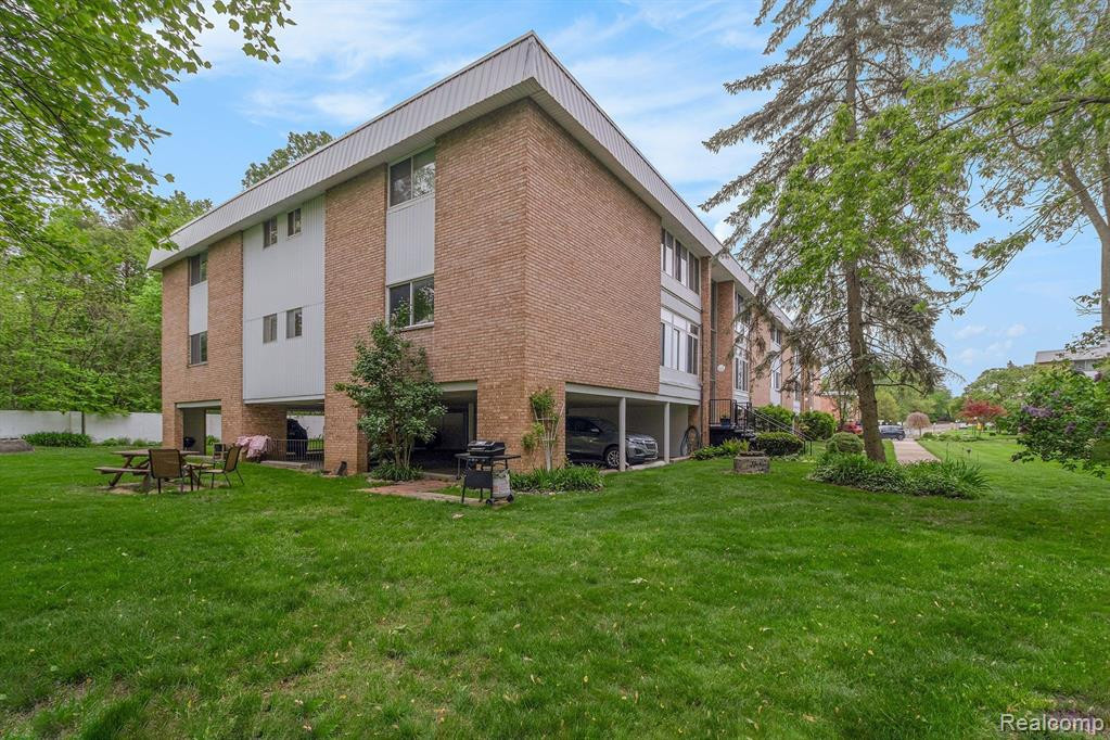 32100 Grand River Avenue, 107, Farmington, MI 48336 — Photo 32