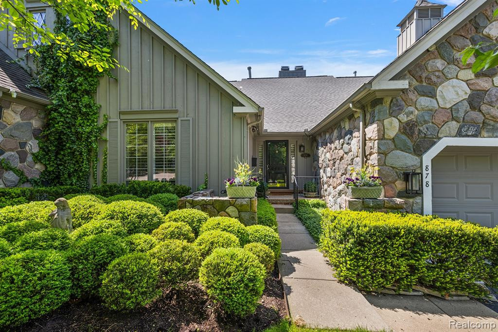 878 HIDDEN RAVINES, Birmingham, MI 48009 — front exterior