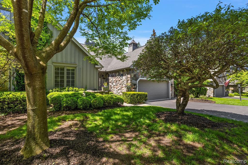 878 HIDDEN RAVINES, Birmingham, MI 48009 — Photo 2