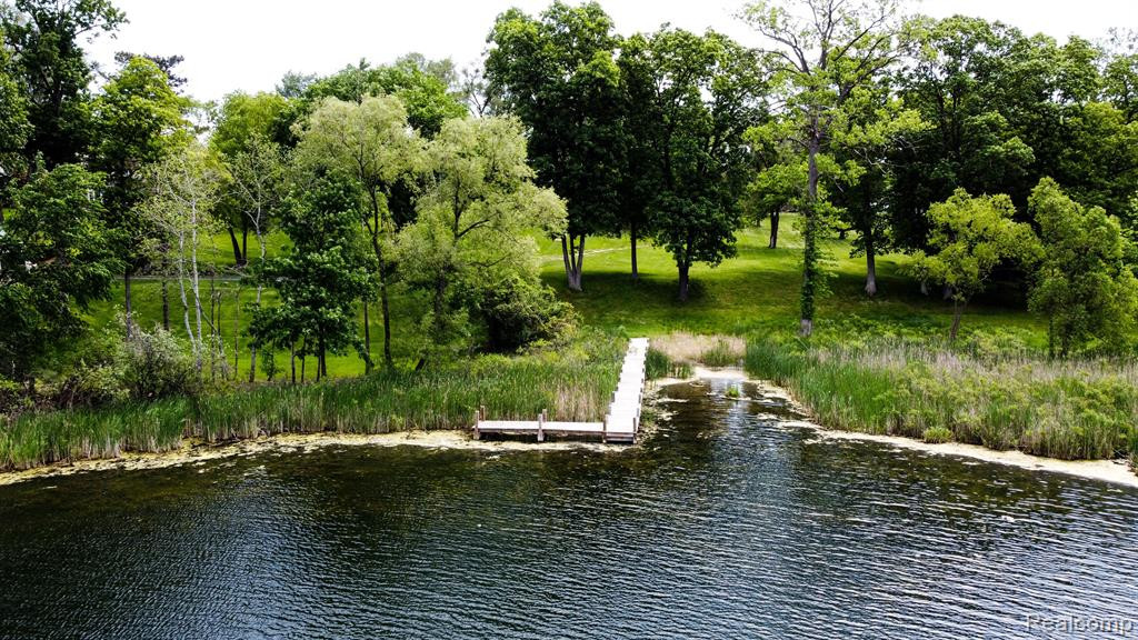 2630 TURTLE LAKE Drive, Bloomfield Hills, MI 48302 — Photo 2