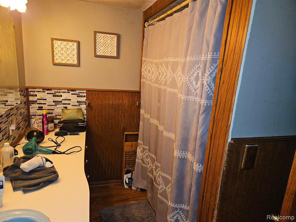 108 N HUNTER Street, Capac, MI 48014 — Photo 8