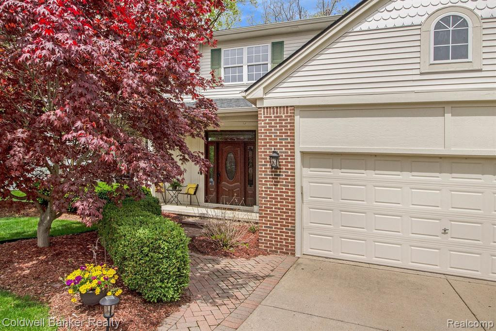 1102 N EQUESTRIAN Drive N, South Lyon, MI 48178 — Photo 2