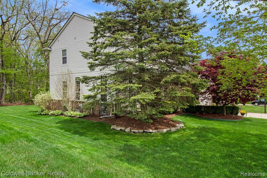 1102 N EQUESTRIAN Drive N, South Lyon, MI 48178 — Photo 5