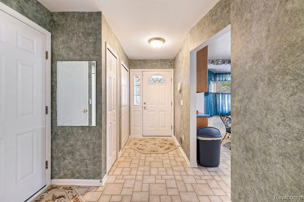 7355 CROSS CREEK Drive, Swartz Creek, MI 48473 — Photo 4