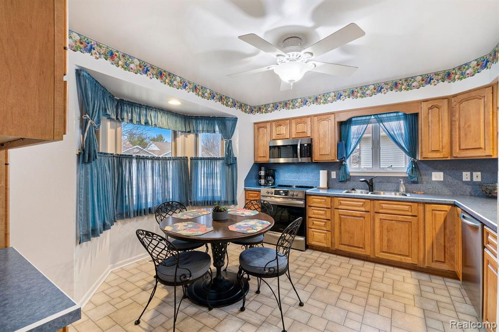7355 CROSS CREEK Drive, Swartz Creek, MI 48473 — Photo 8