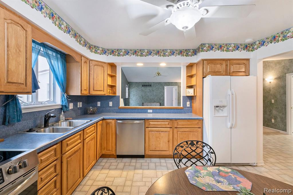7355 CROSS CREEK Drive, Swartz Creek, MI 48473 — Photo 9