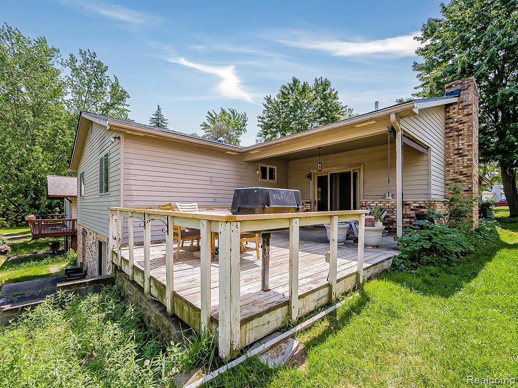 830 CLARA Street, Commerce Twp, MI 48390 — Photo 2