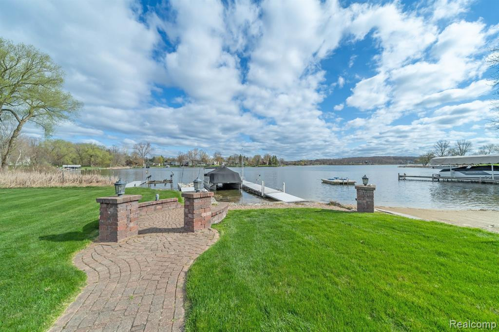 8746 S Shore Drive, Clarkston, MI 48348 — Photo 8