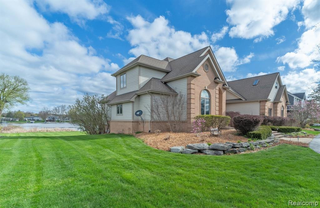 8746 S Shore Drive, Clarkston, MI 48348 — Photo 71