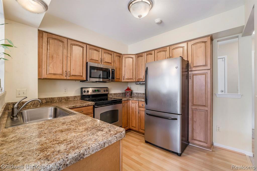 4073 HUNTERS Circle W, Canton, MI 48188 — Photo 8