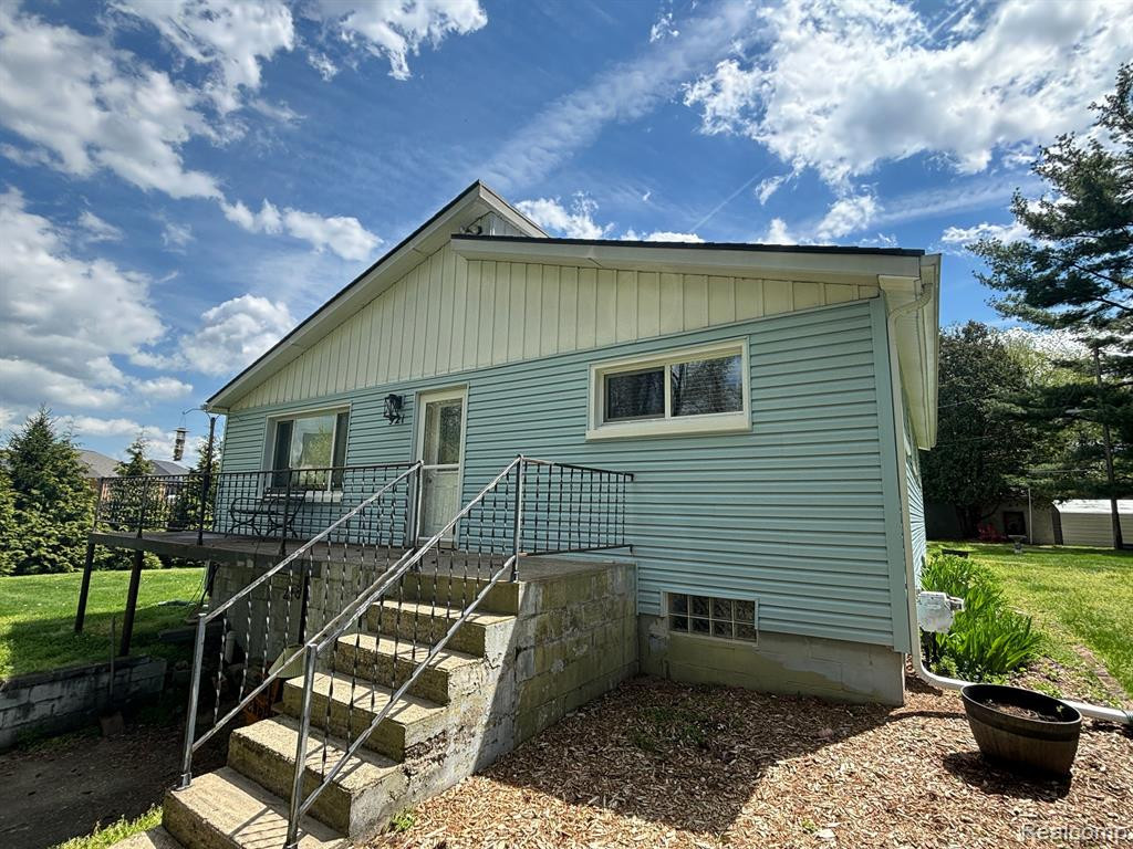 921 SUPERIOR Street, Commerce Twp, MI 48390 — front exterior