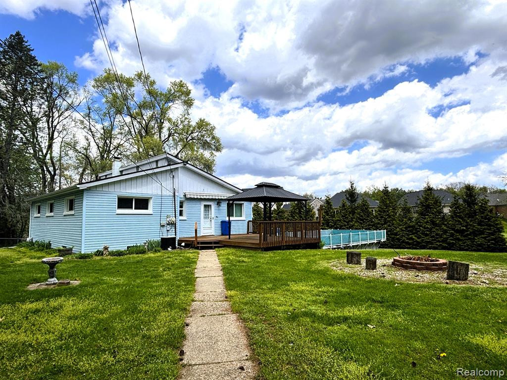 921 SUPERIOR Street, Commerce Twp, MI 48390 — Photo 2
