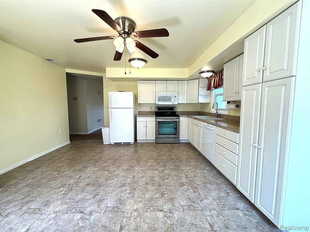 921 SUPERIOR Street, Commerce Twp, MI 48390 — Photo 28