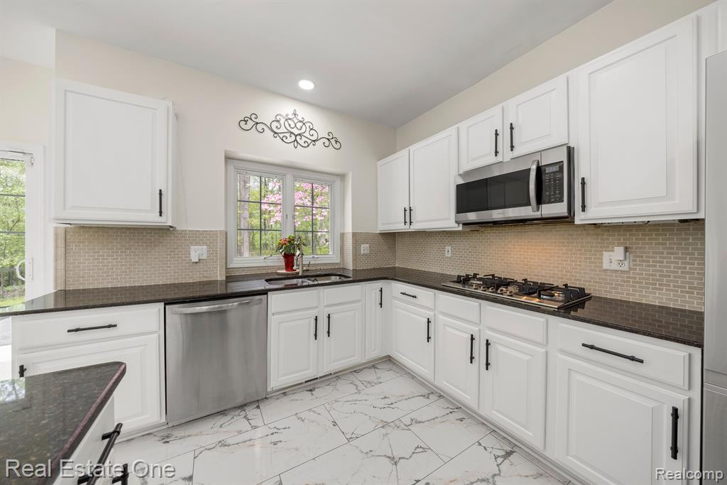 5059 CHERRY BLOSSOM Circle, West Bloomfield, MI 48324 — Photo 11