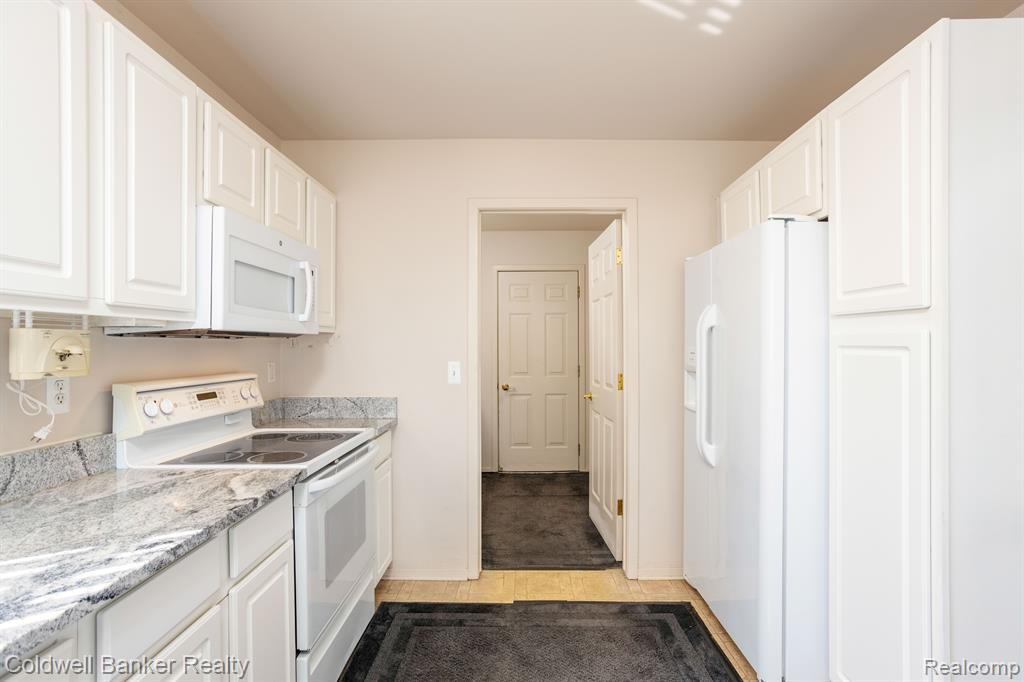212 Shore Brook Lane, Walled Lake, MI 48390 — Photo 25