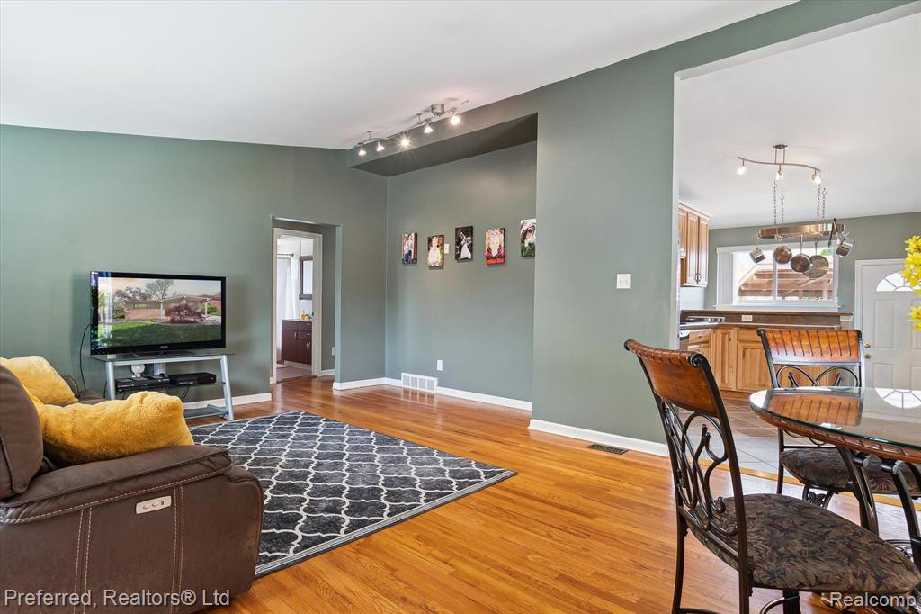7361 PLAINFIELD Street, Dearborn Heights, MI 48127 — Photo 7