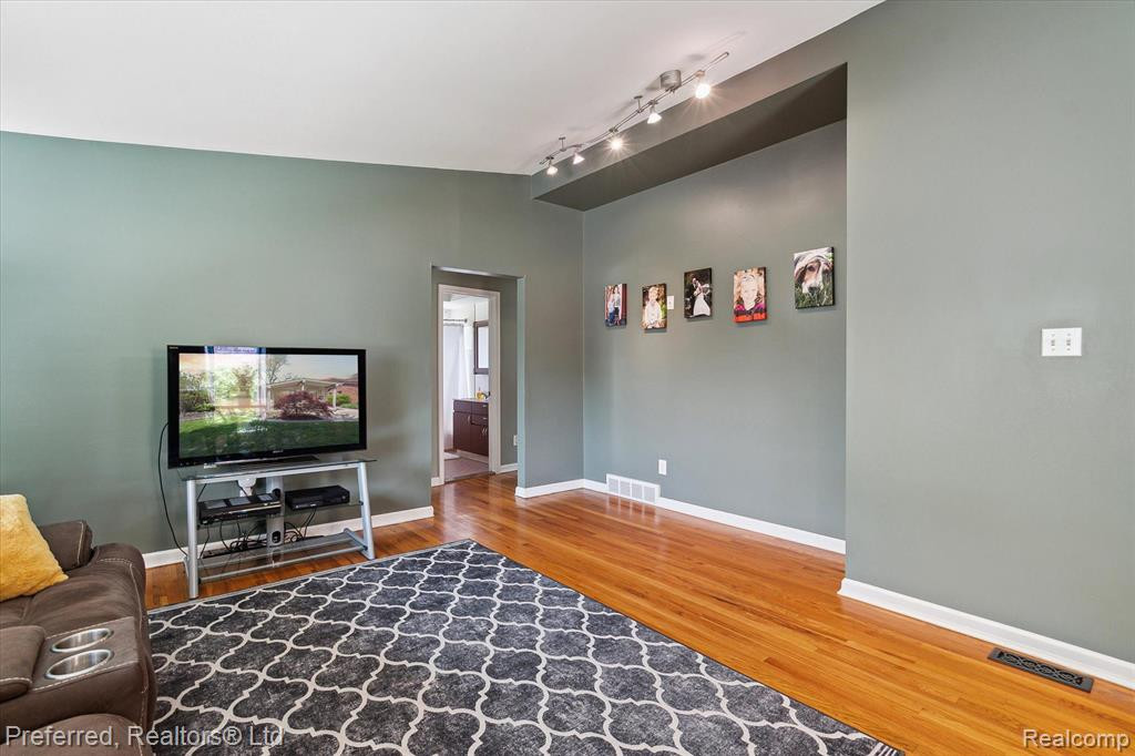 7361 PLAINFIELD Street, Dearborn Heights, MI 48127 — Photo 8