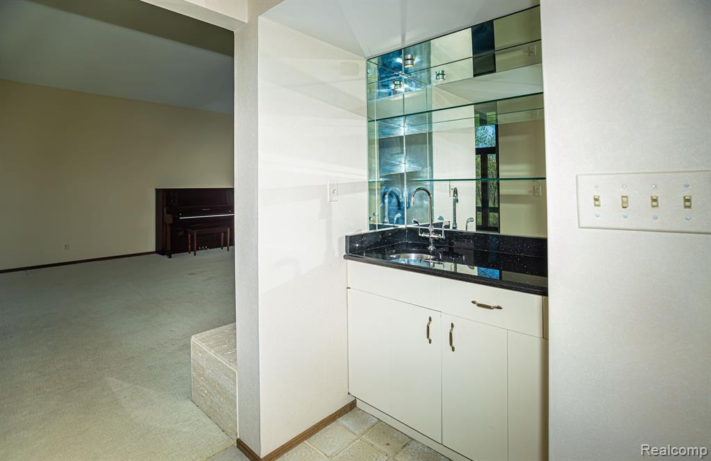 5325 ELMGATE BAY Drive, Orchard Lake Village, MI 48324 — Photo 14