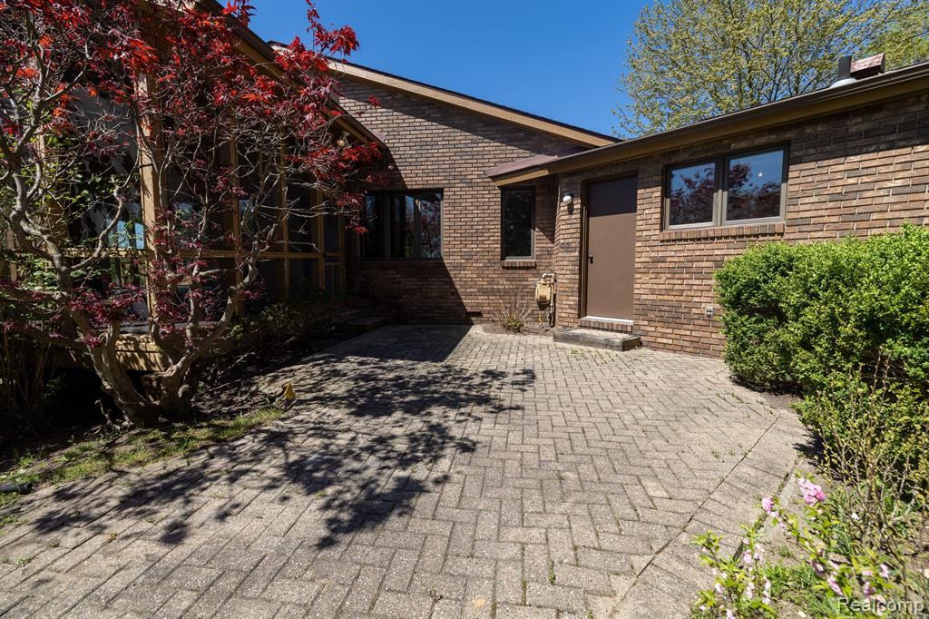 5325 ELMGATE BAY Drive, Orchard Lake Village, MI 48324 — Photo 20
