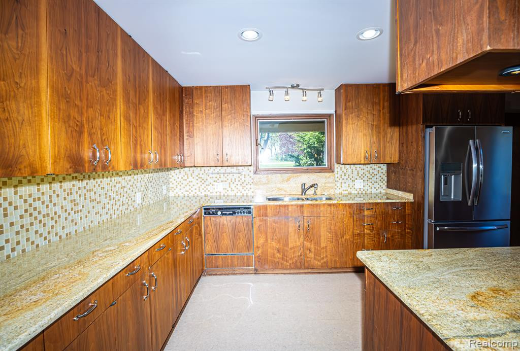 5325 ELMGATE BAY Drive, Orchard Lake Village, MI 48324 — Photo 27
