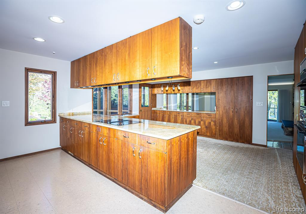 5325 ELMGATE BAY Drive, Orchard Lake Village, MI 48324 — Photo 28