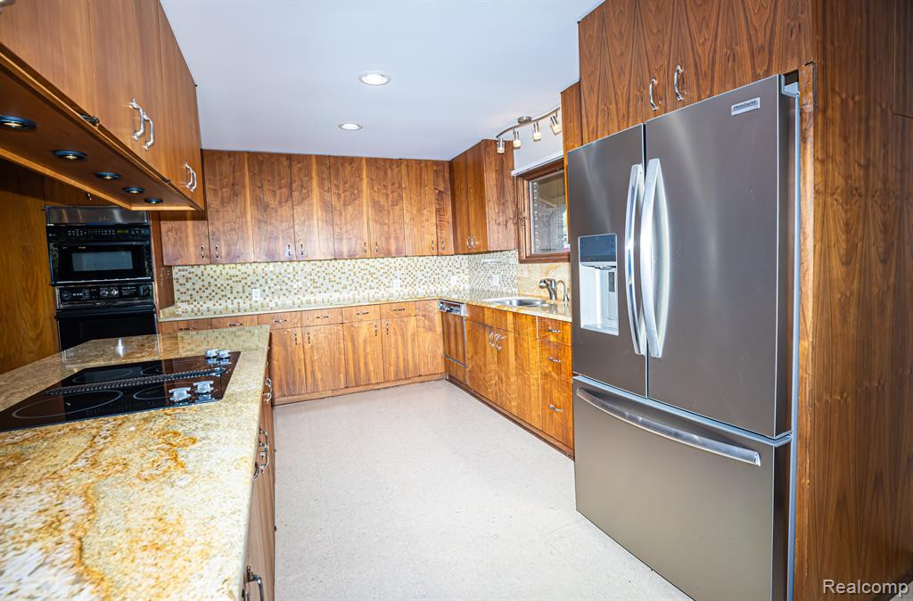 5325 ELMGATE BAY Drive, Orchard Lake Village, MI 48324 — Photo 30