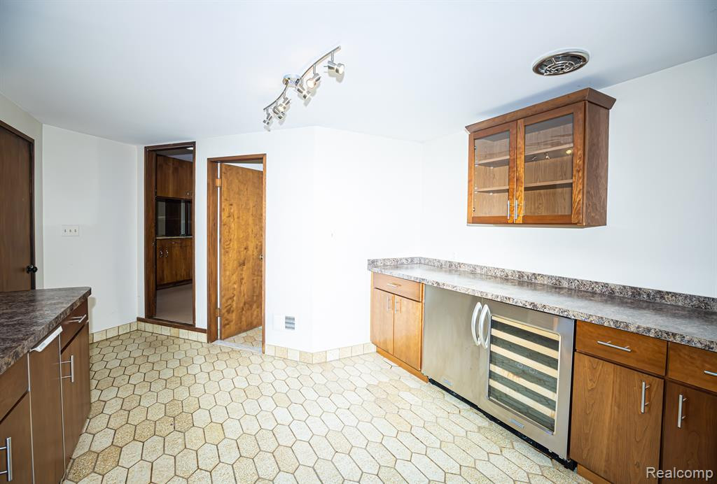 5325 ELMGATE BAY Drive, Orchard Lake Village, MI 48324 — Photo 32