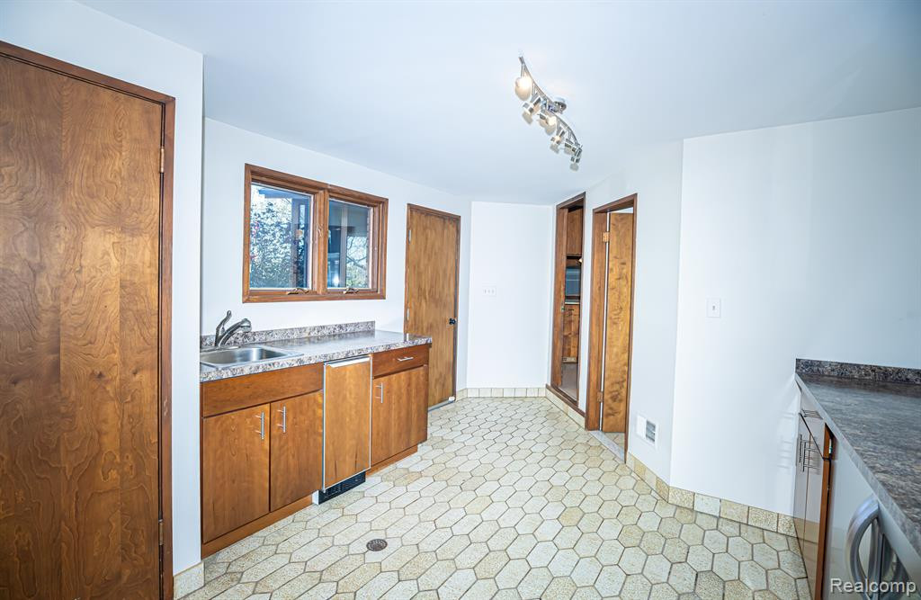 5325 ELMGATE BAY Drive, Orchard Lake Village, MI 48324 — Photo 33