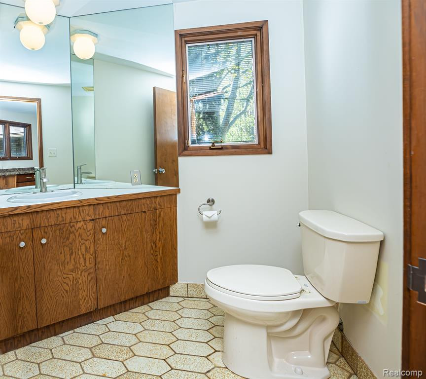 5325 ELMGATE BAY Drive, Orchard Lake Village, MI 48324 — Photo 34