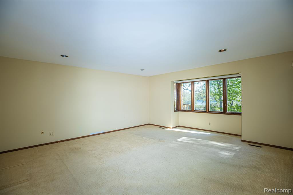 5325 ELMGATE BAY Drive, Orchard Lake Village, MI 48324 — Photo 41