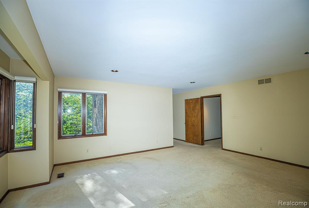 5325 ELMGATE BAY Drive, Orchard Lake Village, MI 48324 — Photo 42