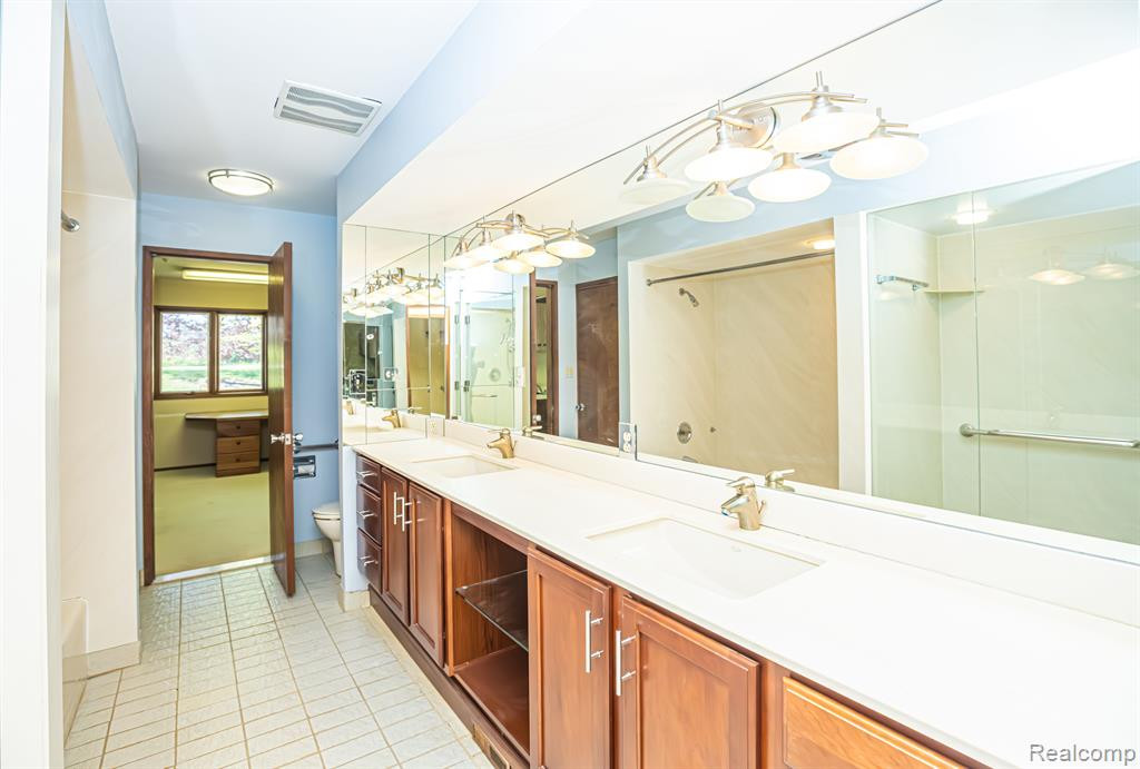5325 ELMGATE BAY Drive, Orchard Lake Village, MI 48324 — Photo 44
