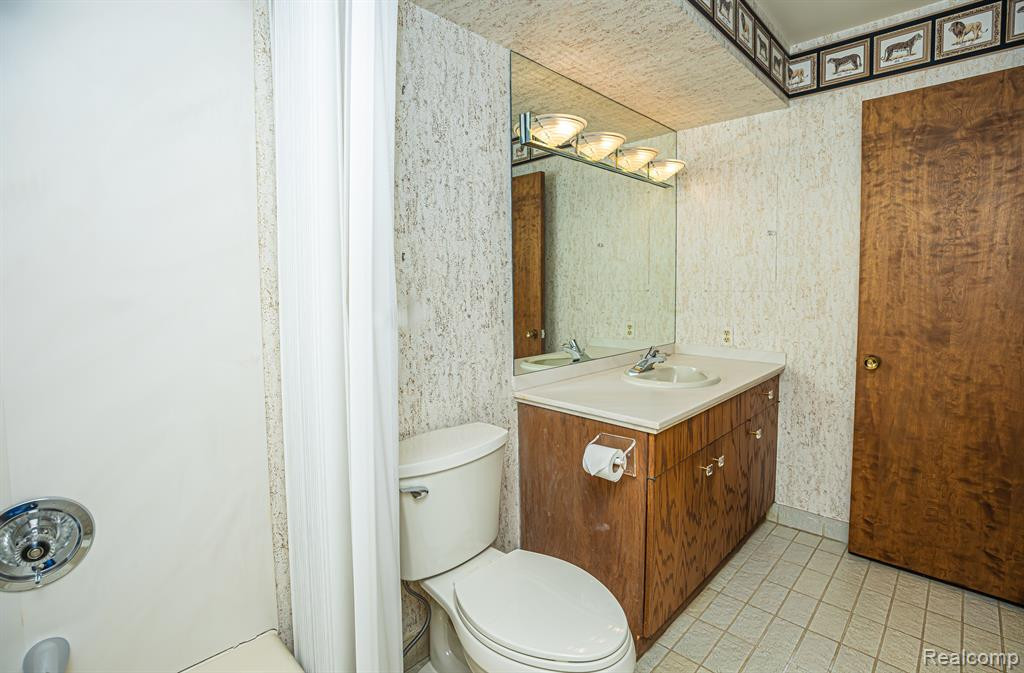5325 ELMGATE BAY Drive, Orchard Lake Village, MI 48324 — Photo 49