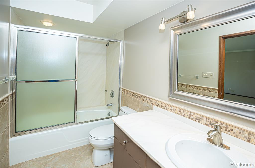 5325 ELMGATE BAY Drive, Orchard Lake Village, MI 48324 — Photo 54