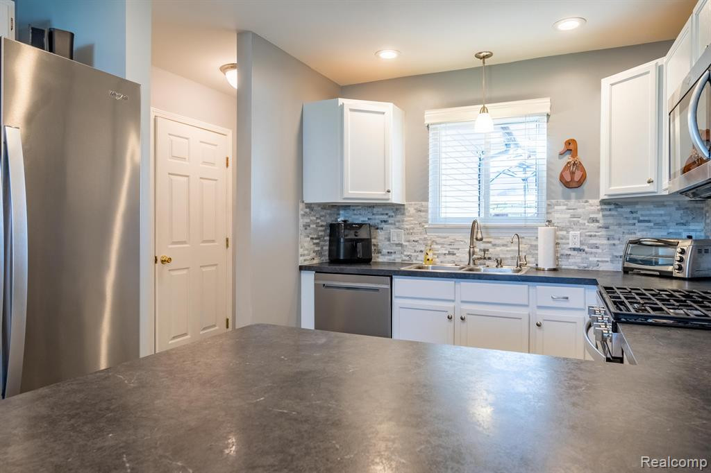 9351 HURON PARK Drive, Brighton, MI 48116 — Photo 12