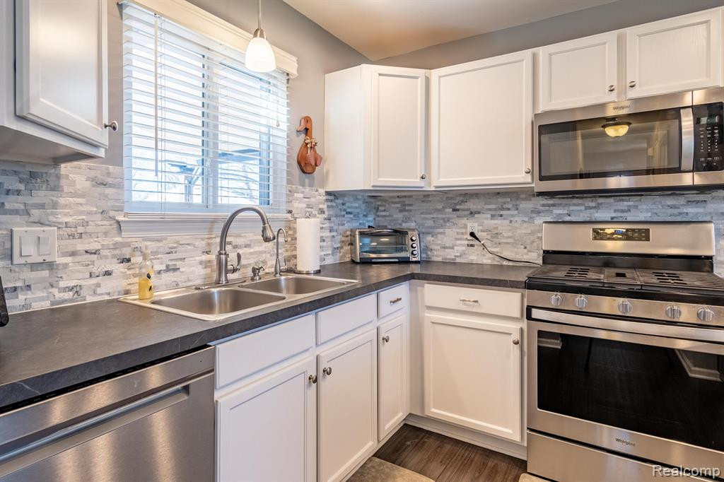 9351 HURON PARK Drive, Brighton, MI 48116 — Photo 15
