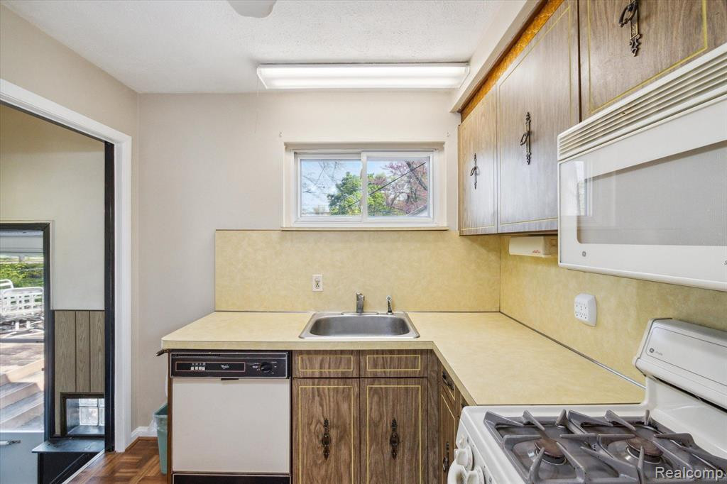 8940 OAK PARK Boulevard, Oak Park, MI 48237 — Photo 12
