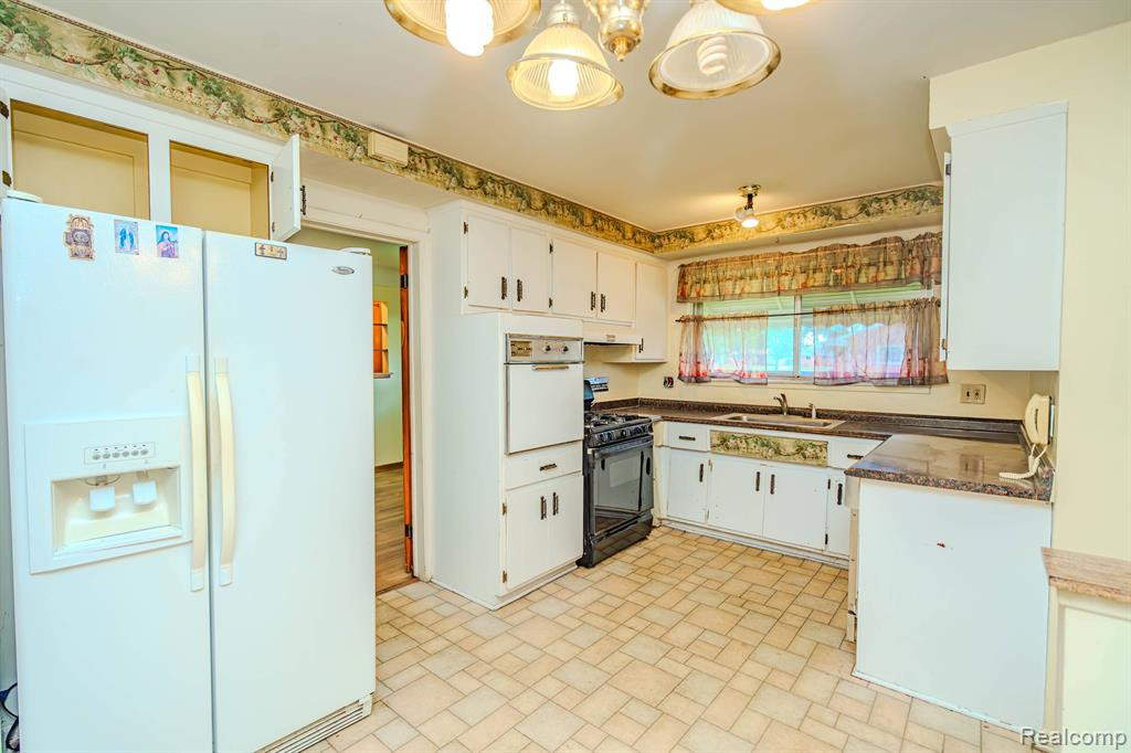 8215 LINDA Street, Warren, MI 48093 — Photo 11