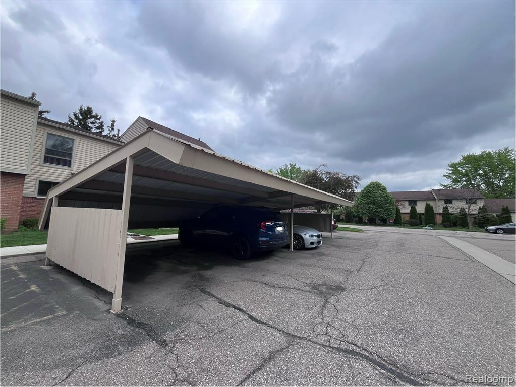 3891 OLD CREEK Road, Troy, MI 48084 — Photo 2
