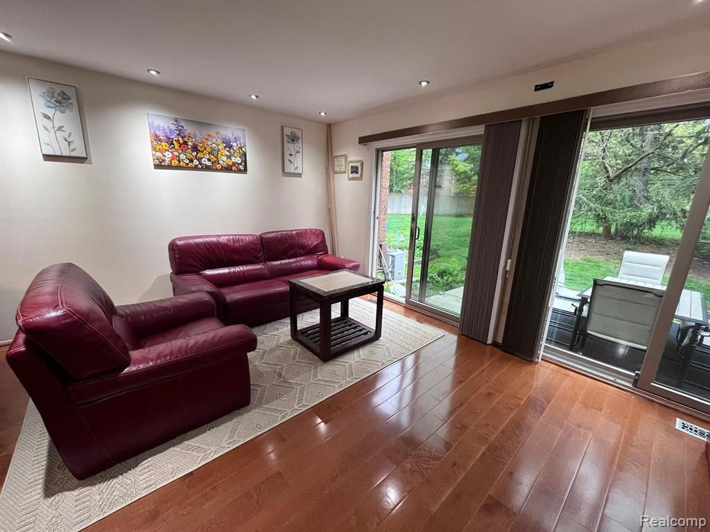 3891 OLD CREEK Road, Troy, MI 48084 — Photo 5