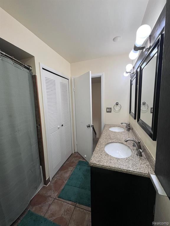 3891 OLD CREEK Road, Troy, MI 48084 — Photo 15