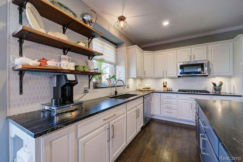 50800 WESTON Drive, Plymouth, MI 48170 — Photo 12