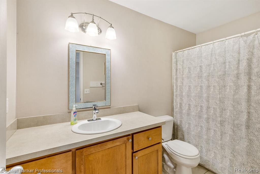 6742 CANTERBURY Lane, Clarkston, MI 48348 — Photo 35