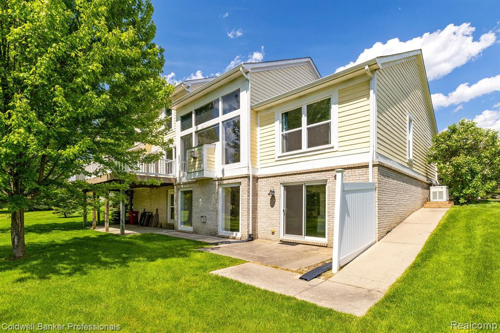 6742 CANTERBURY Lane, Clarkston, MI 48348 — Photo 45