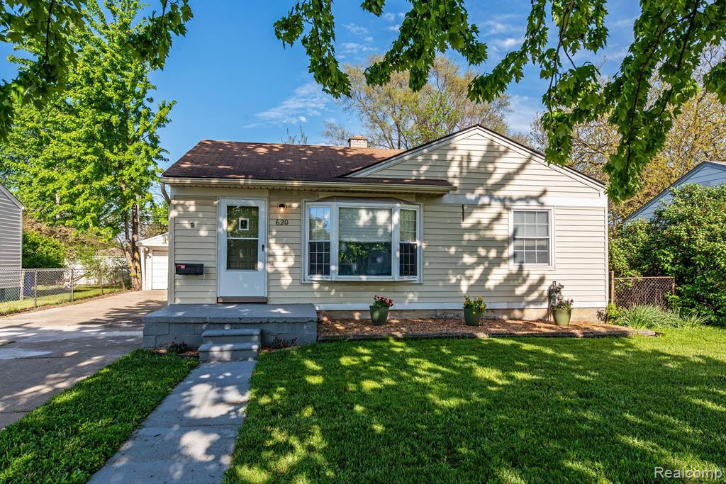620 MIDDLEBELT Road, Garden City, MI — front exterior